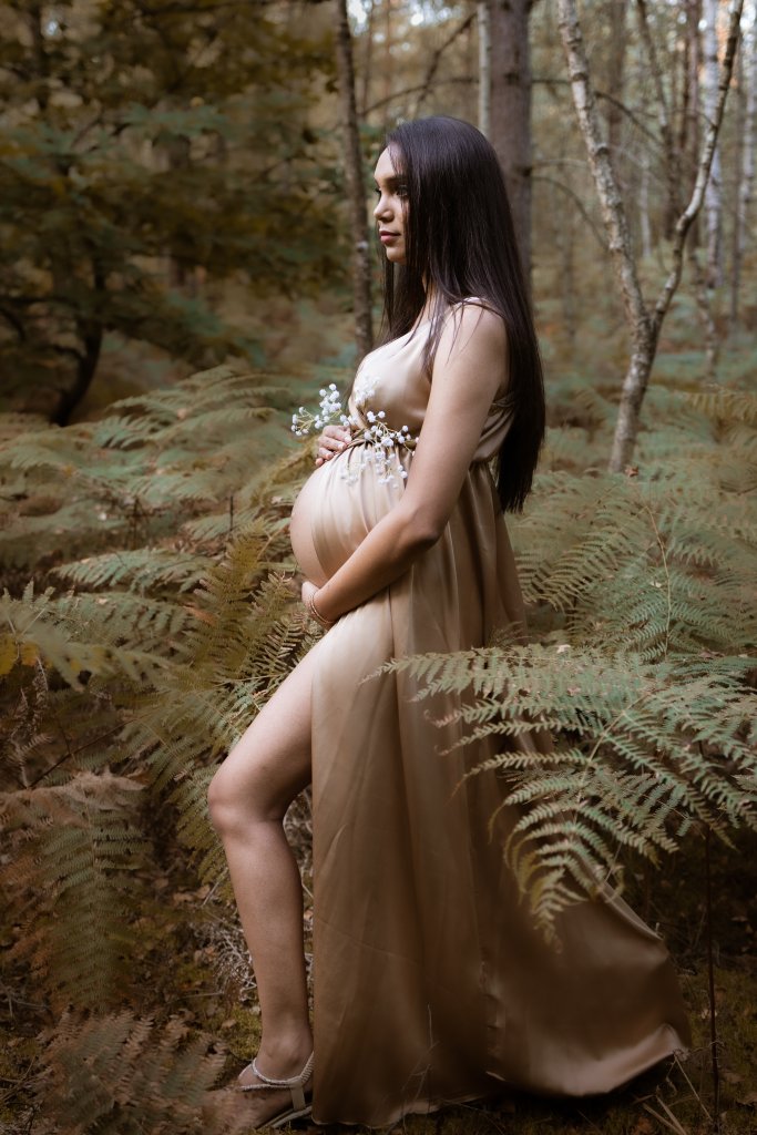 Jeune indienne en forêt
