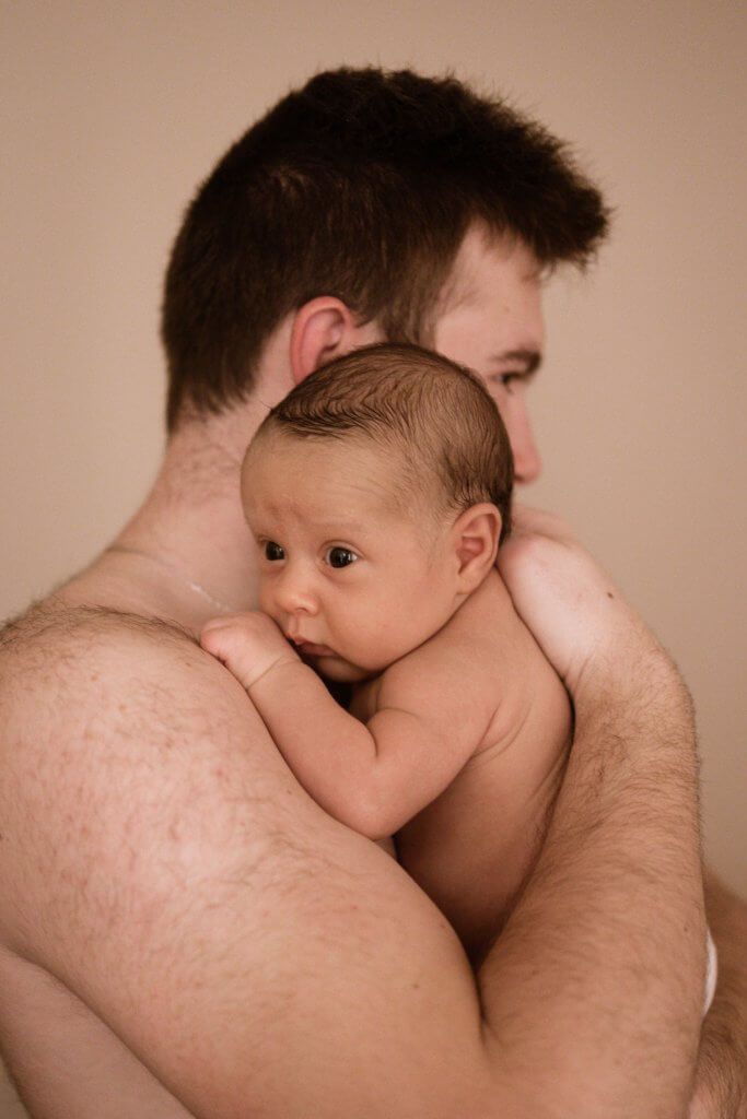 Père avec son fils en peau à peau